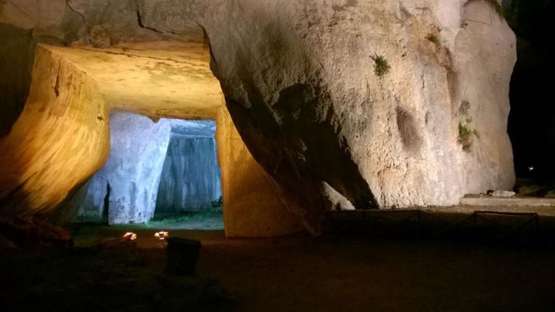 LE PRIGIONI DI PIETRA – Area archeologica della Neapolis in notturna