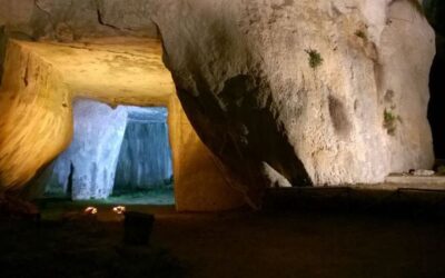 LE PRIGIONI DI PIETRA – Area archeologica della Neapolis in notturna